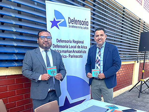 El defensor p&uacute;blico Gabriel Apaza y el psic&oacute;logo Hern&aacute;n Vigil atendieron el m&oacute;dulo institucional en la actividad.