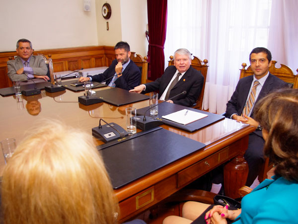 El abogado Claudio Fierro (segundo de izquierda a derecha), durante el encuentro en la Corte Suprema.