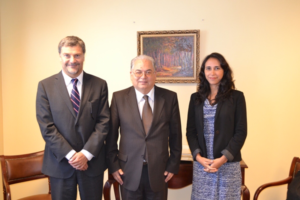 El Defensor Nacional, Andrés Mahnke, y la Defensora Regional, Bárbara Katz, junto al presidente de la Corte de Apelaciones, Aner Padilla.