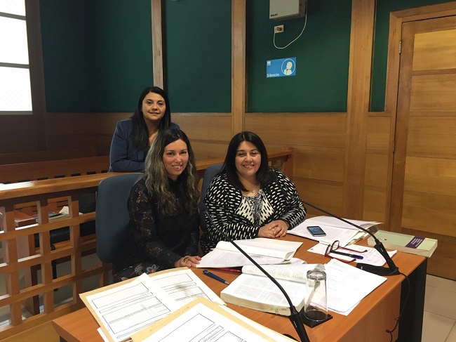Las defensoras penales públicas Paola Segovia, Lucy Catalán y Carolina Romero al finalizar las audiencias de control de detención.