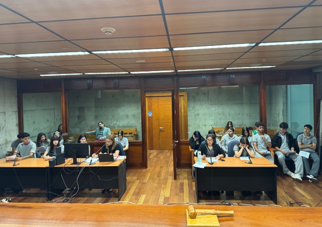 Alto inter&eacute;s concit&oacute; en las y los estudiantes su visita al CJS para participar en una audiencia simulada.