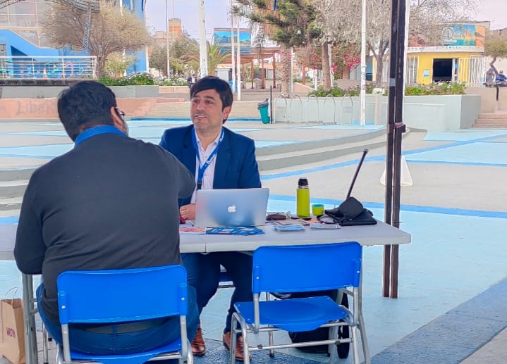 El defensor público Nelson Valdés y la asistente administrativa Aylen Loga particparon en la plaza de justicia en Mejillones.