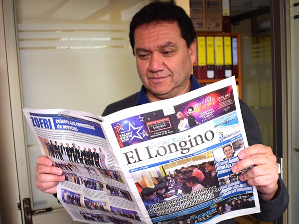 El encargado informático de la Defensoría de Tarapacá revisa, en el diario El Longino, la crónica sobre la reciente plaza de justicia.