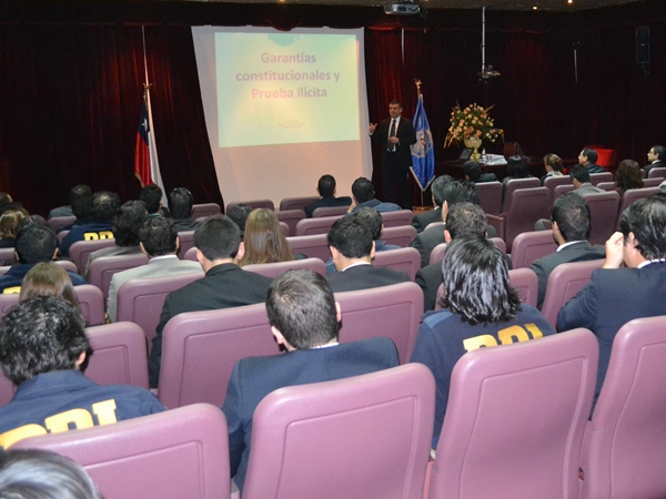 El Defensor Regional de Tarapacá expone en Auditorio de la PDI en Iquique.