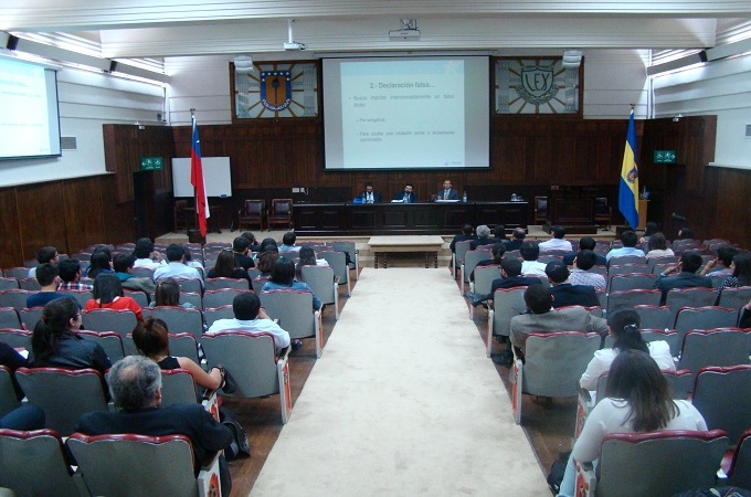 El seminario se realizó en el tradicional auditorio de la Facultad de Ciencias Jurídicas y Sociales de la UDEC.