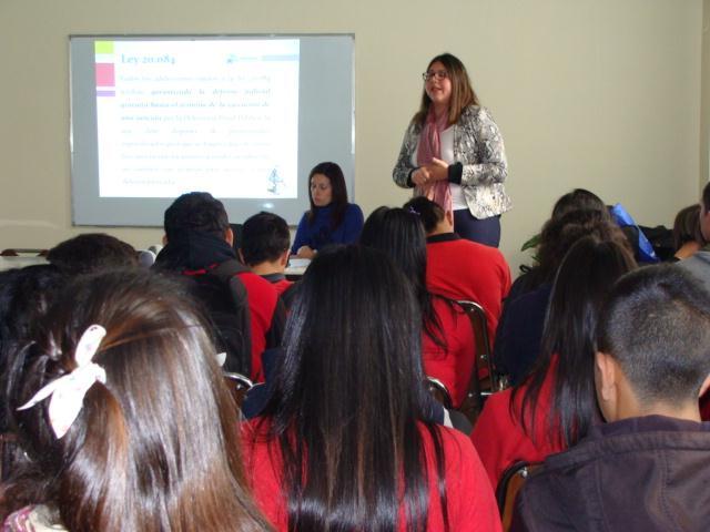 Las profesiaonles de la Unidad de Defensa Penal Juvenil durante su visita al Liceo "Mario Bahamondes" de Antofagasta.