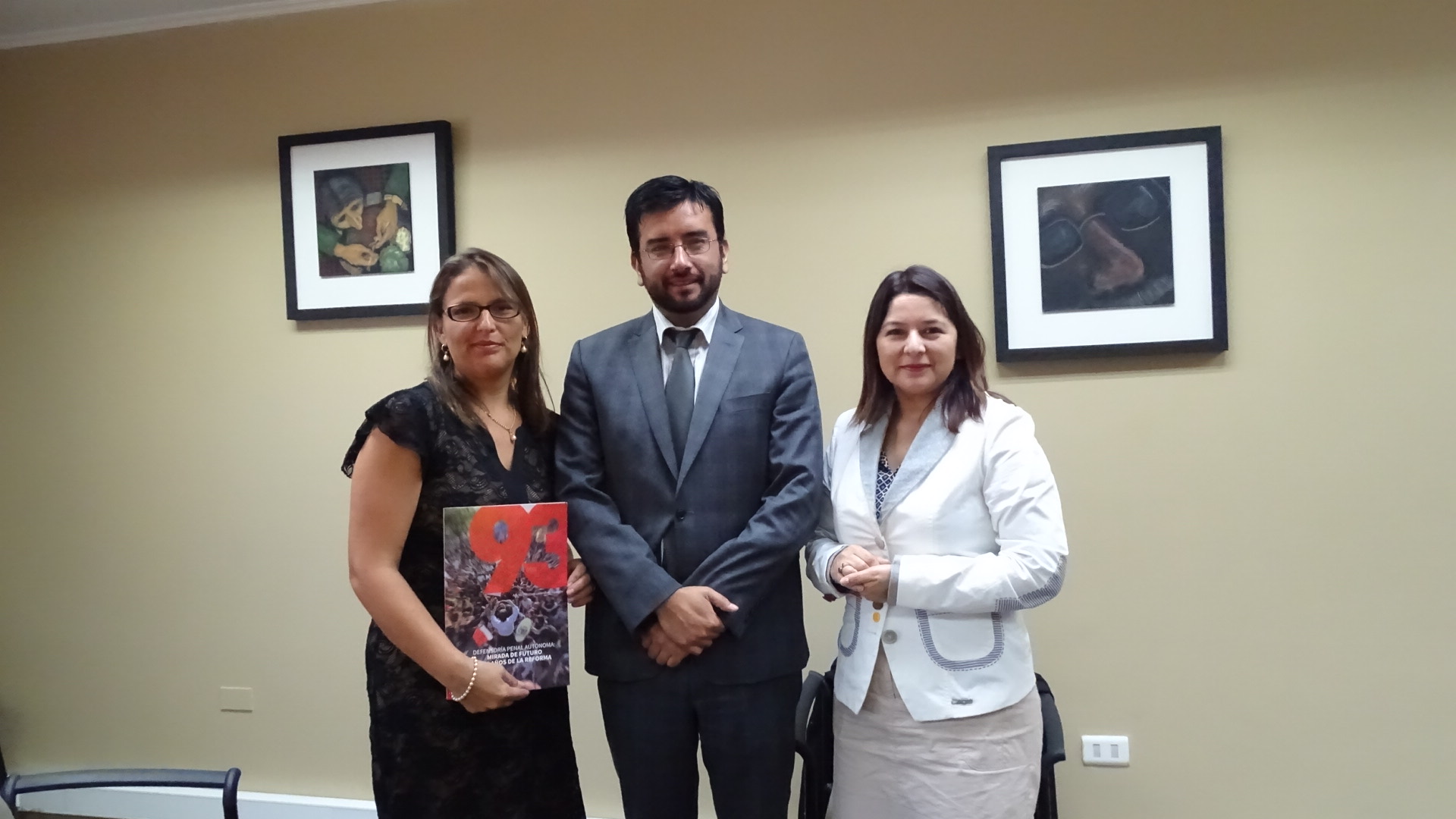 Durante su visita a la Defensora Regional, la nueva directora general de la CAJ recibio un ejemplar de "Revista 93"