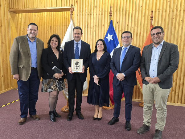 El Defensor Regional, Gabriel Carrión, y autoridades presentes en la charla magistral de Rafael Blanco Suárez.