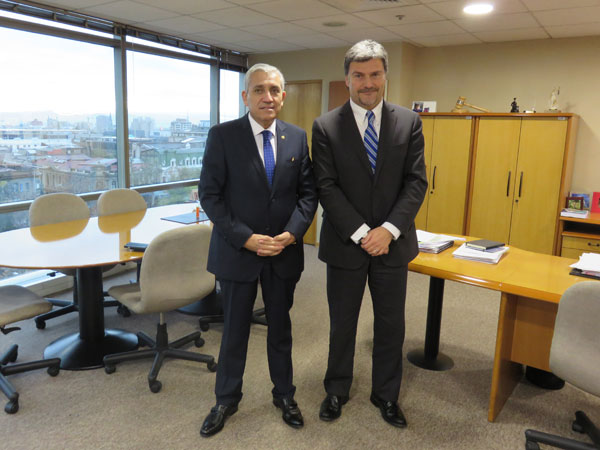 El nuevo director general de la PDI, Héctor Espinosa (izquierda), junto al Defensor Nacional, Andrés Mahnke.