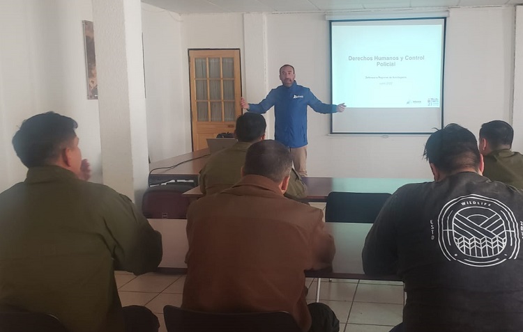 Los instructores de derechos humanos de Carabineros en El Loa se capacitaron con el defensor local  Álvaro Gazón.