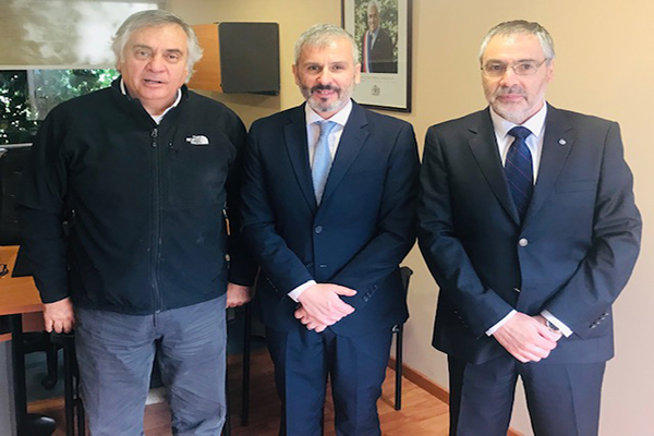 El senador Prohens junto al Defensor Regional, Raúl Palma, y el director administrativo regional de la DPP, Patricio Gajardo.