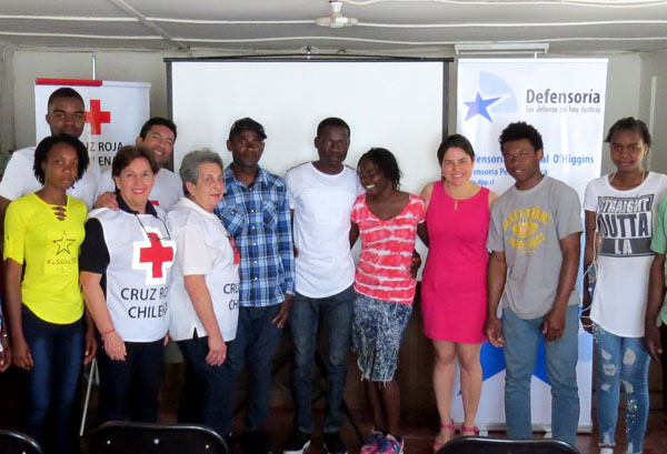 La defensora pública Pamela Urquhat junto a las voluntarias de la Cruz Roja y los migrantes haitianos que participaron en la charla.