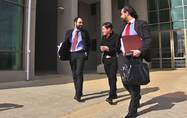 Erwin Sparza, secundado por sus defensores Jaime Obando y Juan Ignacio Lafontaine, al salir del tribunal oral tras el juicio. 