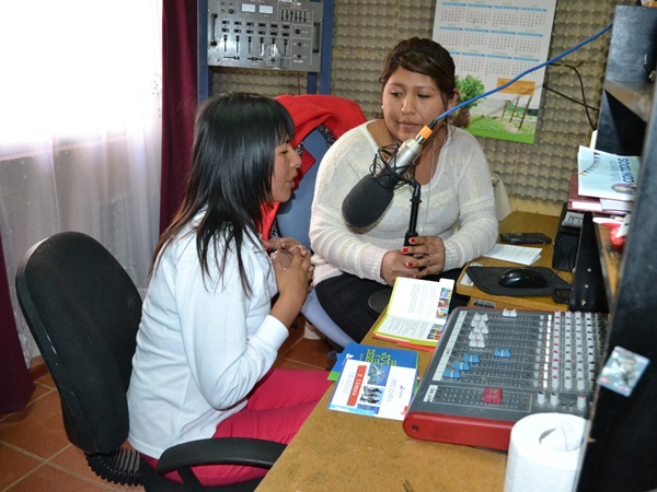 La facilitadora intercultural de la DPP de Tarapacá (izquierda) conversa con Brigitte Bastovinos, locutora y entrevistadora de la radio comunitaria.