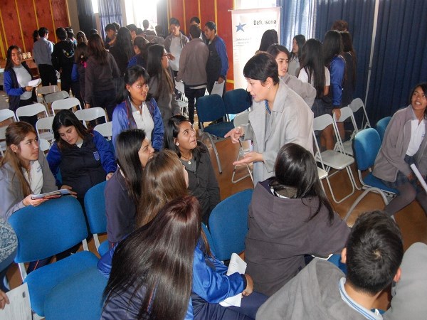 La defensora penal juvenil de Tarapacá en su interacción con los jóvenes hospicianos, luego de la charla.