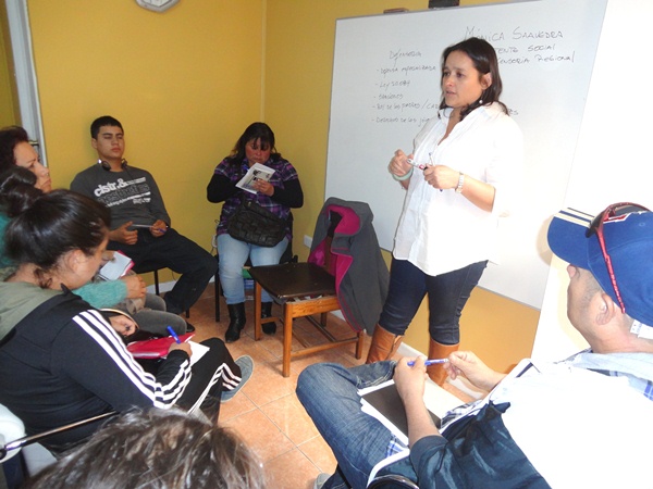 Mónica Saavedra, asistente social de la UDPJ de Coquimbo, realizó charlas de LRPA a jóvenes infractores y sus padres.