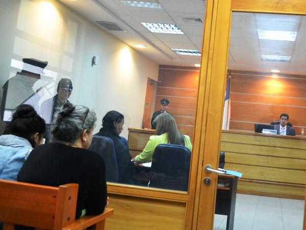 La defensora penal pública Paulina Aracena (de amarillo) le explica a la imputada su situación procesal tras el pronunciamiento del juez de garantía.