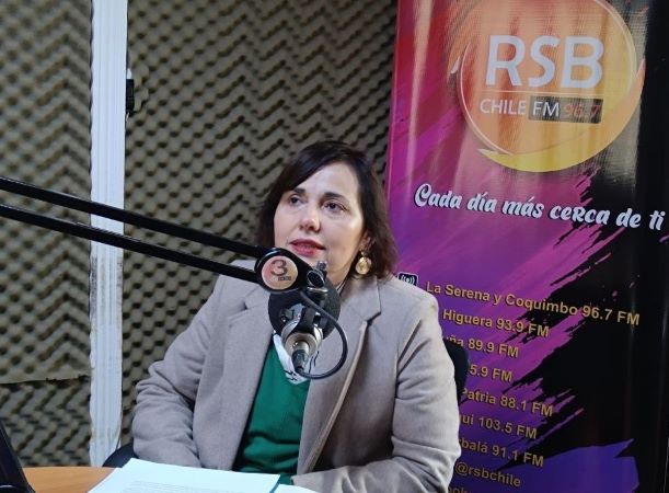 Imagen de la entrevista de la Defensora Regional, Ines Rojas, en radio "San Bartolome" de La Serena.