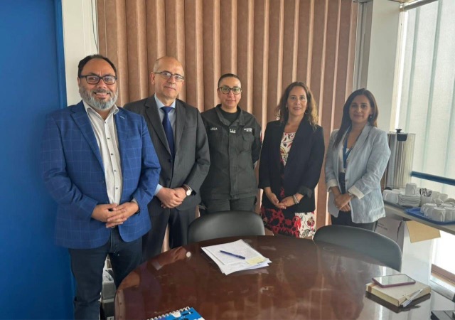 Los directivos de las dos Defensor&iacute;as Regionales Metropolitanas junto a la nueva alcaidesa del CDP Santiago Uno.