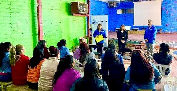 (Foto de archivo) Un equipo de la Defensoría Regional realiza un diálogo participativo con mujeres privadas de libertad en Copiapó.
