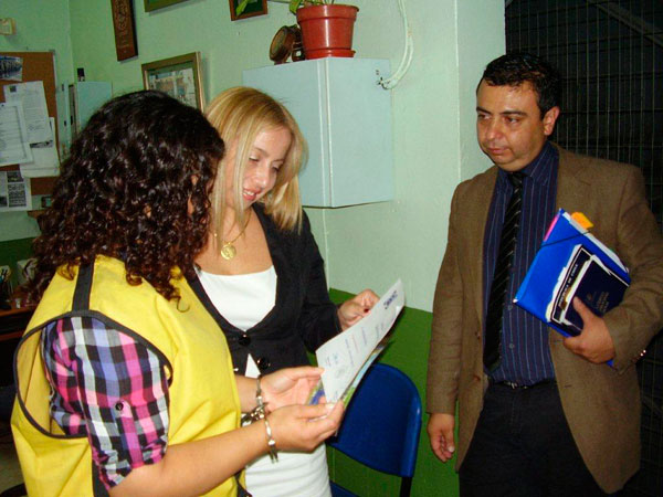 Karina Sepúlveda (en la imagen junto a los defensores públicos Ximena Silva y Nelson Cid) deberá enfrentar un segundo juicio oral.