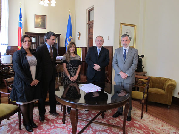 El acuerdo fue firmado por los jefes regionales de distintos servicios, entre ellos Eduardo Morales, Defensor Regional de Valparaíso (derecha).