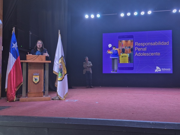 La alcaldesa Ver&oacute;nica Arroyo explic&oacute; el contexto e invit&oacute; a las y los estudiantes a seguir atentos la exposici&oacute;n del equipo de defensa p&uacute;blica.