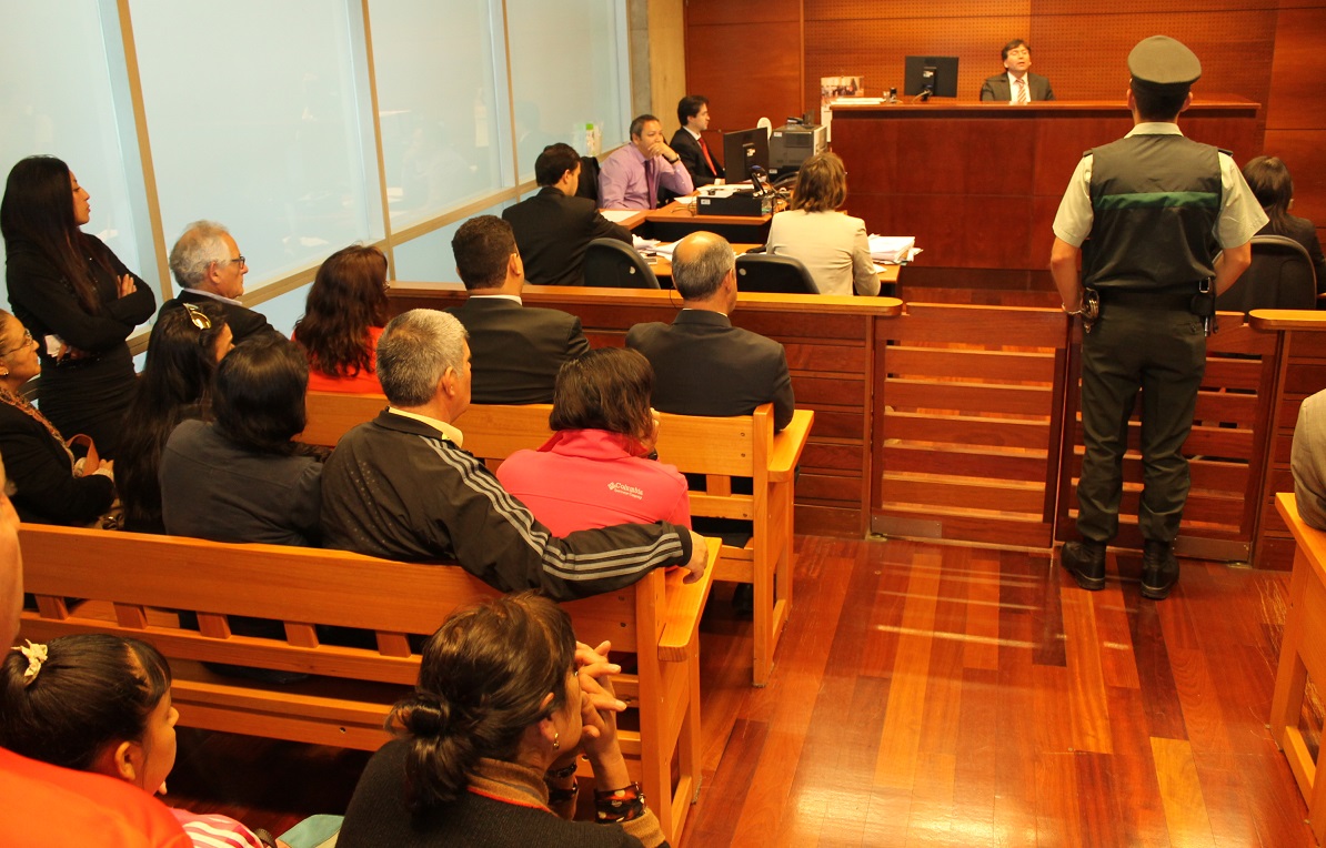 El alcalde de Lo Prado, Gonzalo Navarrete, estuvo en la audiencia apoyando a los escolares, representados por la defensora pública Bárbara Antivero.