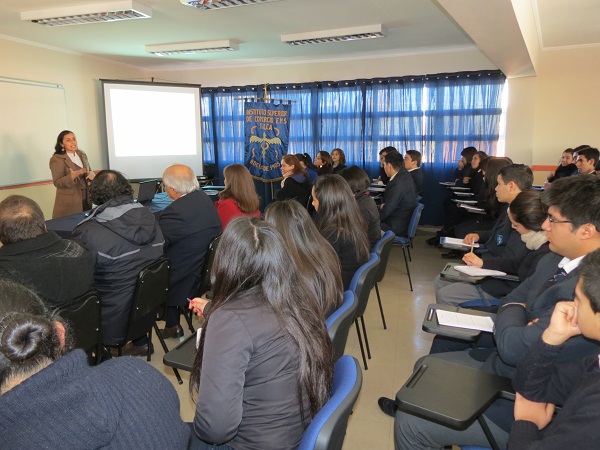 La Defensoría Regional del Maule expuso ante un centenar de estudiantes sobre derechos de los imputados adolescentes.