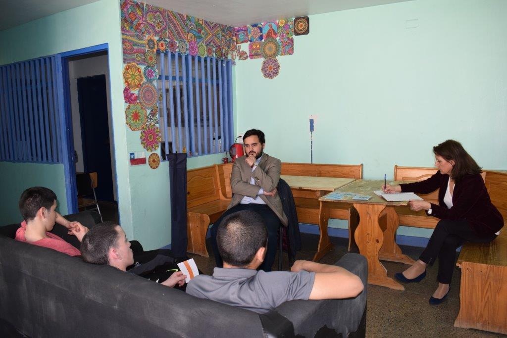 La dupla especializada de defensa juvenil de Aysén se reunió con jóvenes en internación provisoria.