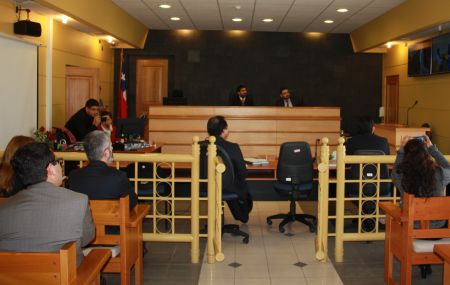 Defensores públicos, fiscales y jueces del Tribunal Oral de Copiapó simularon el funcionamiento de la sala especial para menores.
