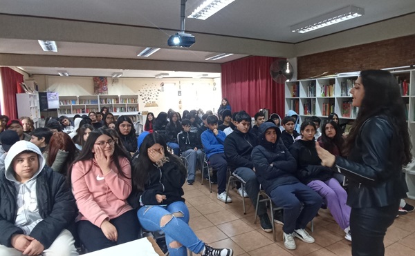 Ochenta estudiantes participaron en la charla y posterior conversatorio sobre responsabilidad penal juvenil.