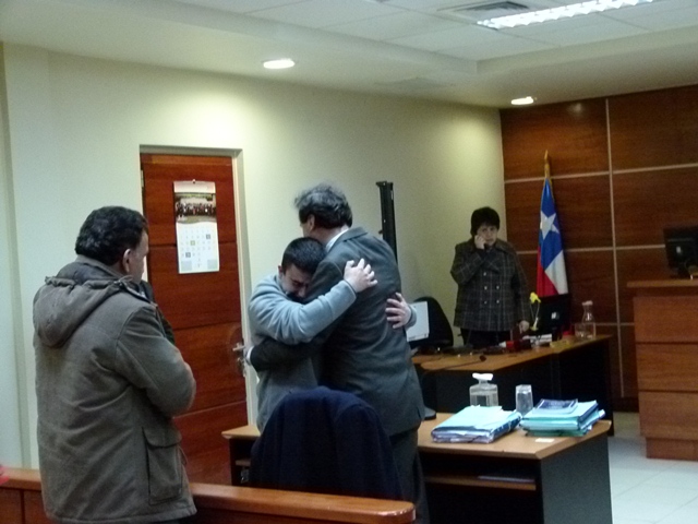 El abrazo entre el defensor público Nelson Troncoso y el imputado absuelto. 