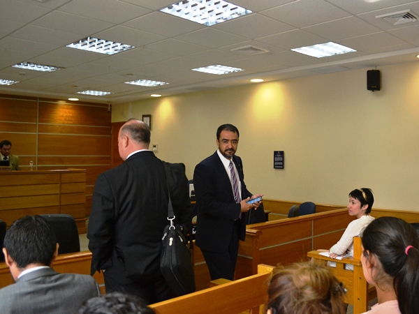 El defensor penal público Marcelo Lara al salir hoy de la audiencia de cautela de garantía. 