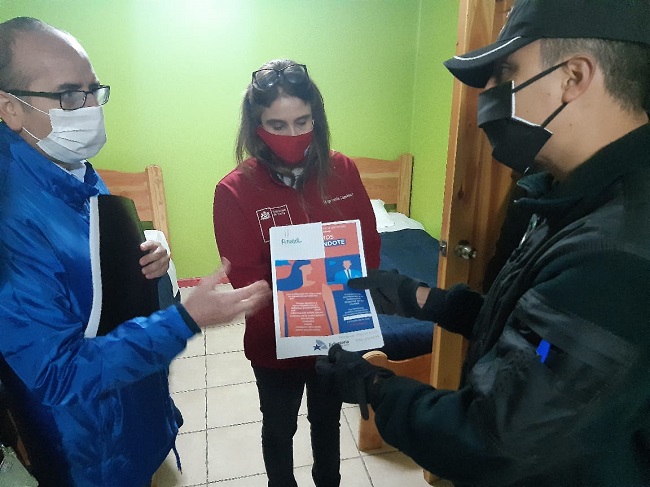 El Defensor Regional, Renato González, y la Seremi de Justicia, Stephanie Caminondo, entregan afiches de difusión a funcionarios de Gendarmería.
