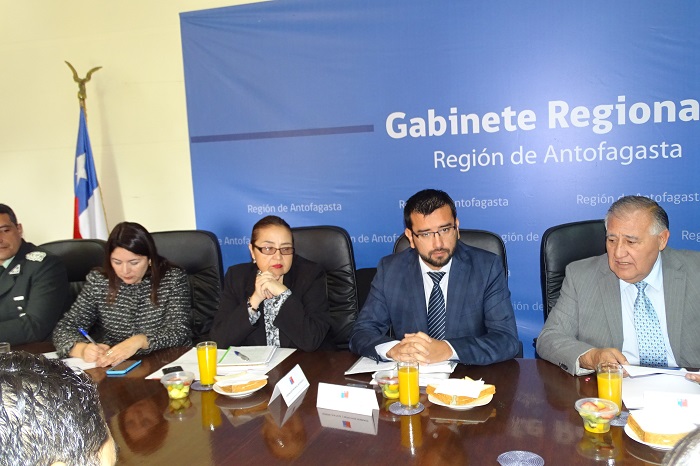 La Defensora Regional junto a las autoridades en la constitución del Comite Asesor para la Reinsercion Social.
