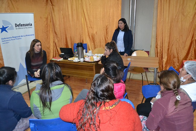 La defensora Constanza Alamo y la asiste administrativa Evelyn Carrasco con las mujeres privadas de libertad en el CPF de Temuco.