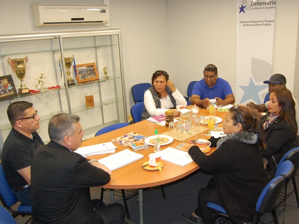 Los representantes de cinco colectividades de migrantes durante la reunión en las oficinas de la Defensoría Regional de Tarapacá.