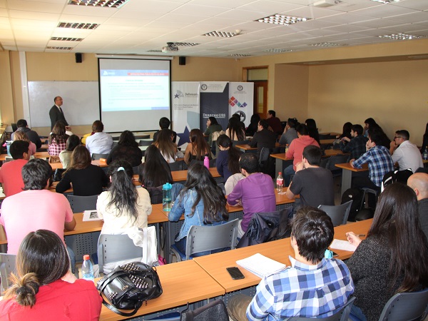 Más de 50 estudiantes de derecho participaron en la charla del Defensor Regional del Biobío, Osvaldo Pizarro, sobre el "Proyecto Inocentes".