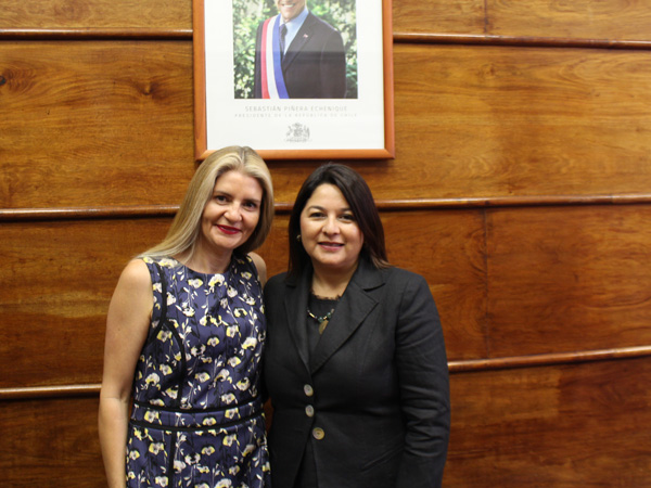 La seremi de Justicia y Derechos Humanos, Carolina Lavín, deseo mucho éxito en su gestión a la Defensora Regional Loreto Flores.