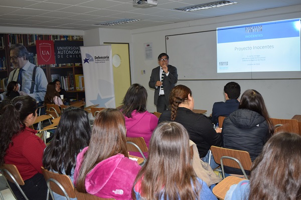 El jefe (S) de la Unidad de Estudios de la Defensoría del Maule, Jaime Venegas, expuso sobre el "Proyecto Inocentes" ante estudiantes universitarios.