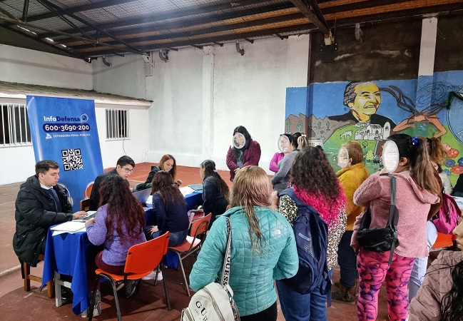 Profesionales de la Defensoría Regional de Ñuble atendieron a las mujeres privadas en la cárcel de Chillán.