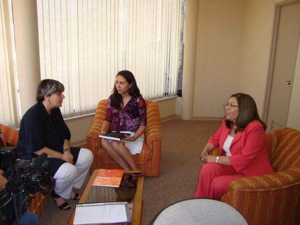 La directora del INDH, Lorena Fríes (izquierda); la Defensora Regional, Bárbara Katz, y la defensora penal mapuche María del Rosario Salamanca.
