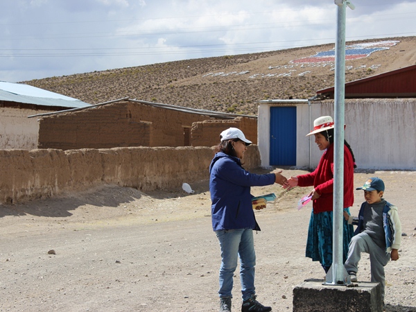 La facilitadora intercultural Inés Flores conversando con una habitante de Visviri, en el altiplano de Parinacota. 