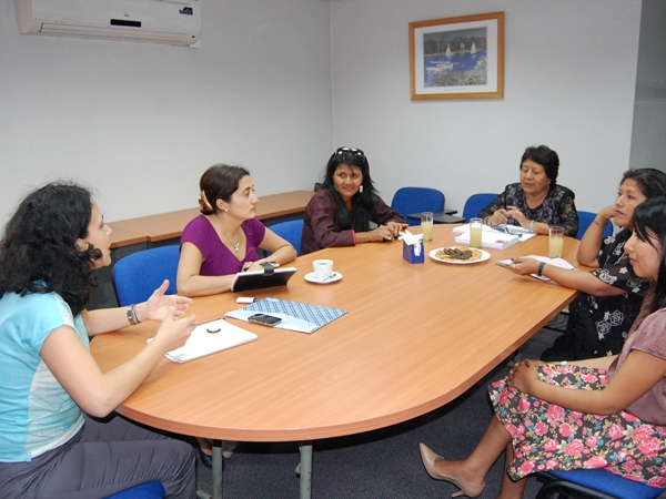 Las expertas de Eurosocial en reunión con representantes de pueblos originarios de Tarapacá.