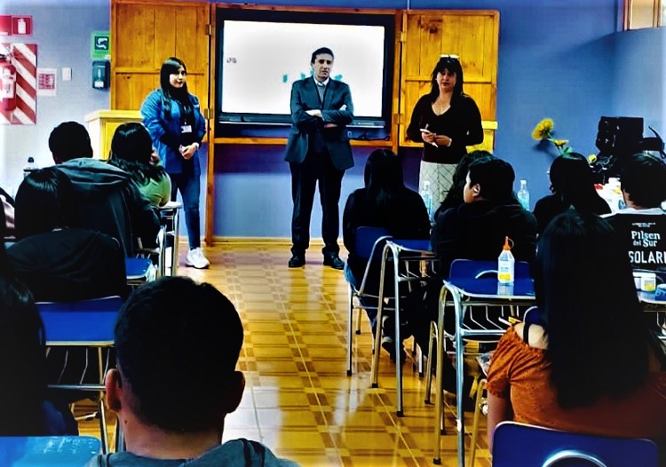 El equipo de defensa pública de Calama expuso sobre rol de la Defensoría en materia juvenil, ante alumnos del Liceo Lickantay.