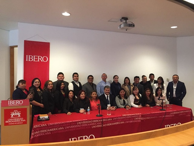 El Defensor Nacional, Andrés Mahnke, los defensores regionales Loreto Flores y Osvaldo Pizarro, junto a estudiantes de Derecho mexicanos.