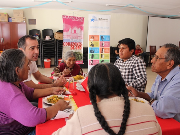 El jefe de Estudios, Sergio Zenteno, dió a conocer sus derechos al club a los adultos mayores del comedor comunitario de Guañacagua.