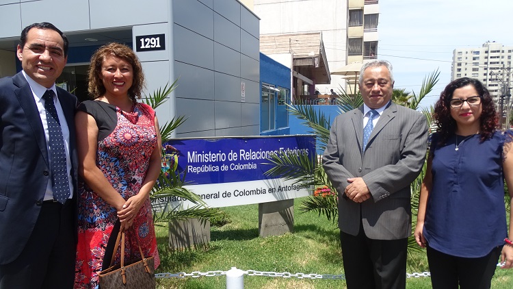 El defensor público y la asistente social del programa especializado, junto al cónsul y a la asesora juridica del consulado de Colombia.