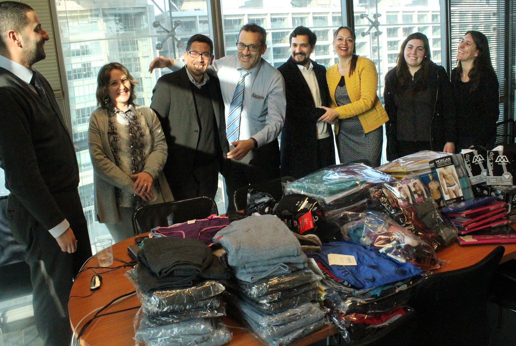Francisco Lagos y Ronald Araya, de la Fundación Gente de la Calle, valoraron la donación de ropa nueva de los funcionarios de la DRMN.